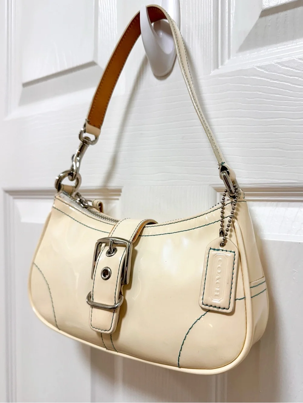 Coach Soho Patent Buckle Flap Shoulder Bag Ivory Patent Leather Vintage Y2K